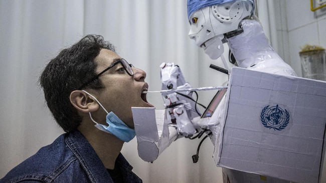 FOTO: Ilmuwan Mesir Bikin Robot Swab Test Covid-19